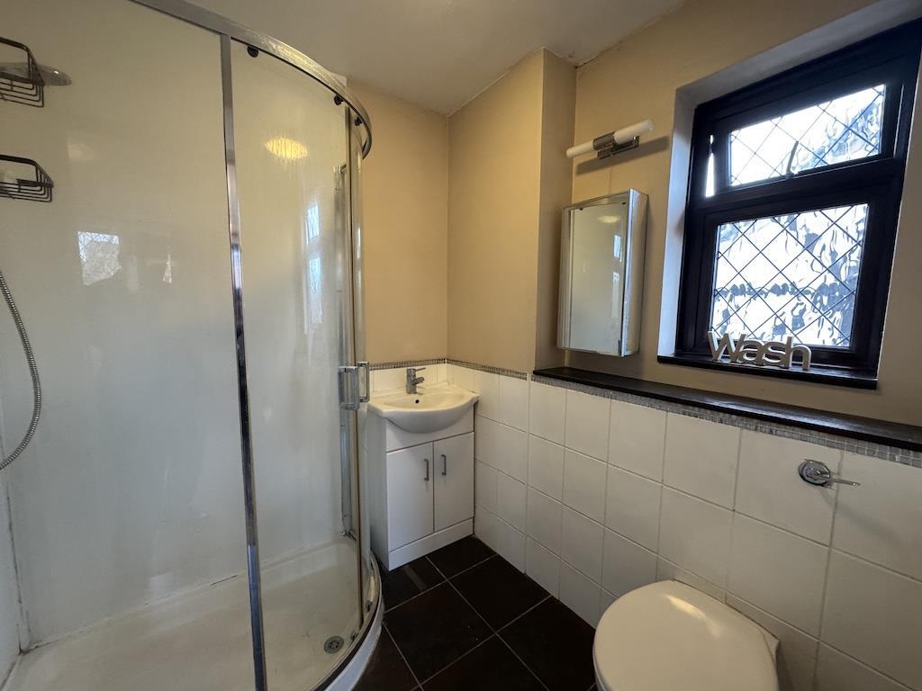17 - En-Suite 1.jpg