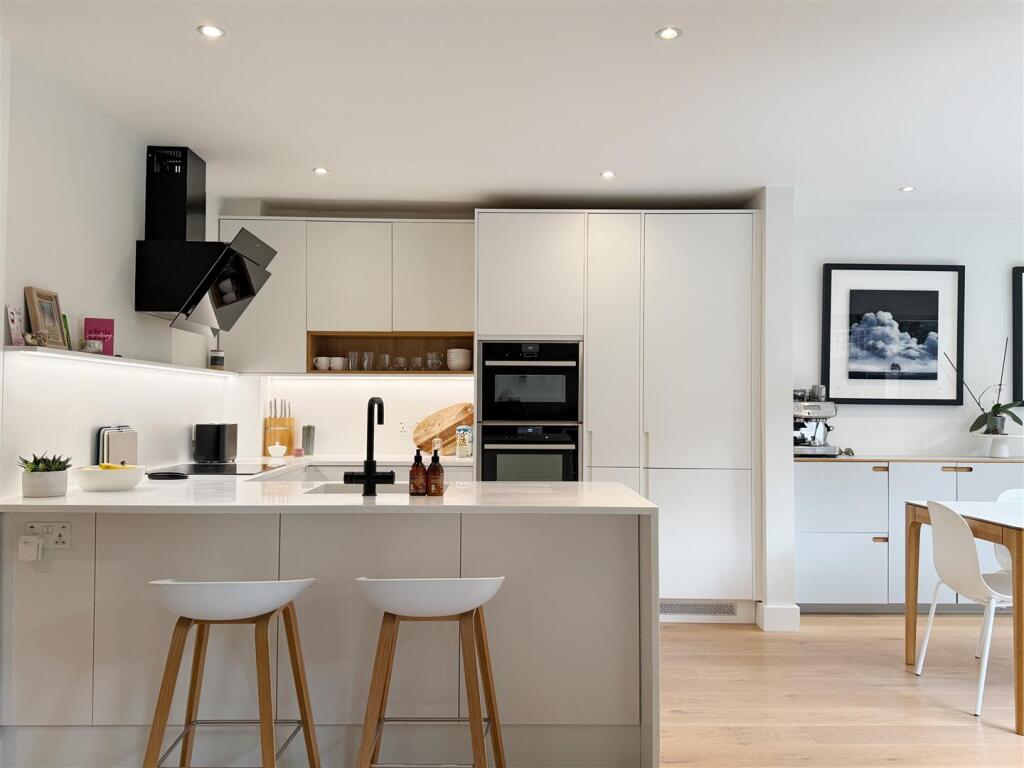 12. Kitchen.jpg