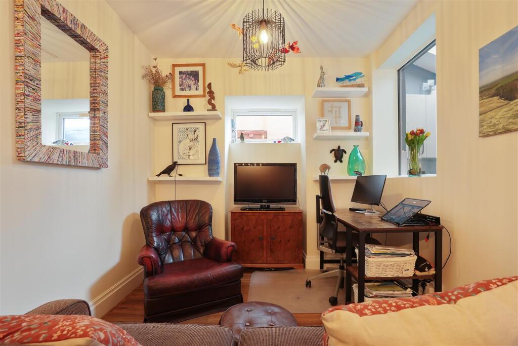 SNUG