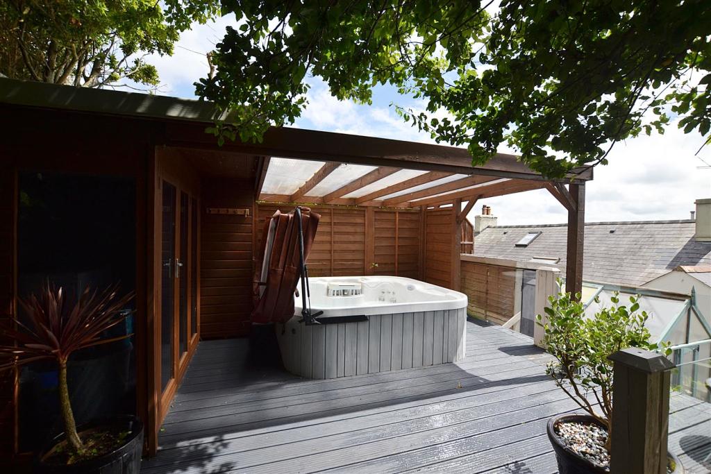 hot tub area.JPG