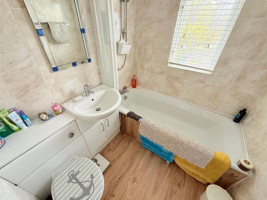 En-Suite Bathroom