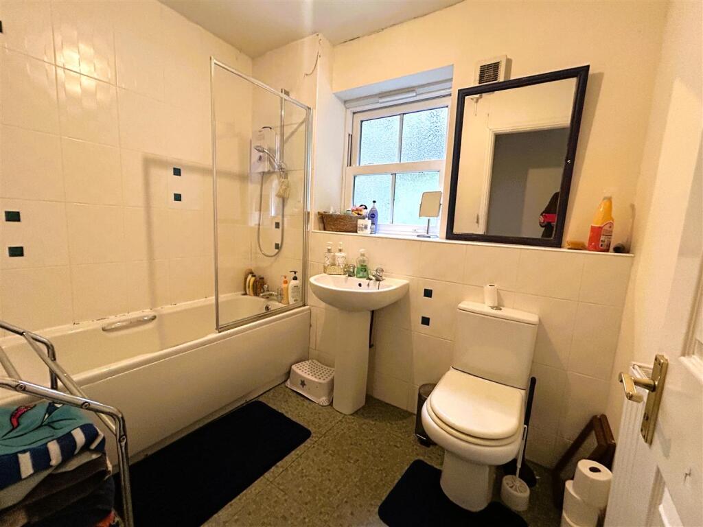 family bathroom .JPG