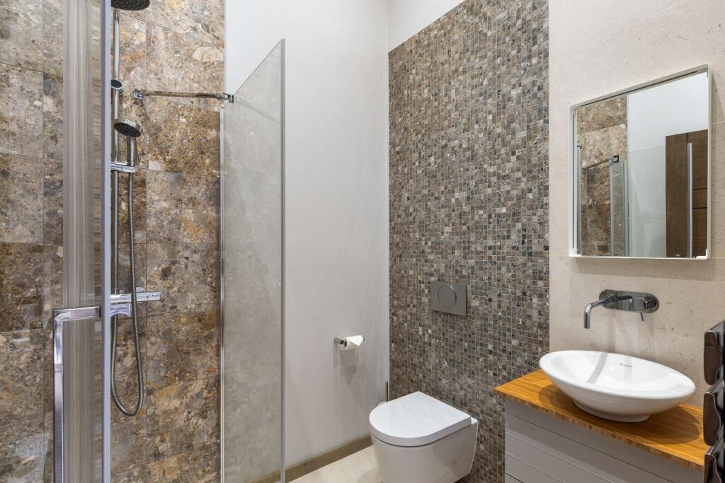 EN SUITE