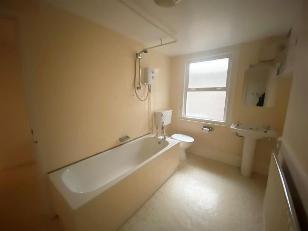 36 Belmont bathroom.jpg