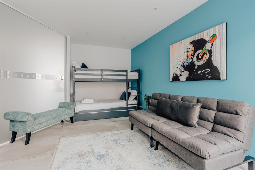 Bedroom/Office