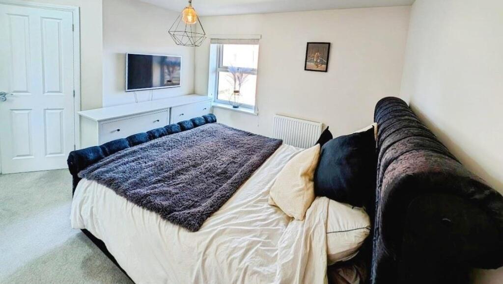 4 Derham Crescent bed 1 b.jpg