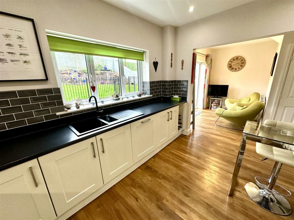 KITCHEN/BREAKFAST ROOM