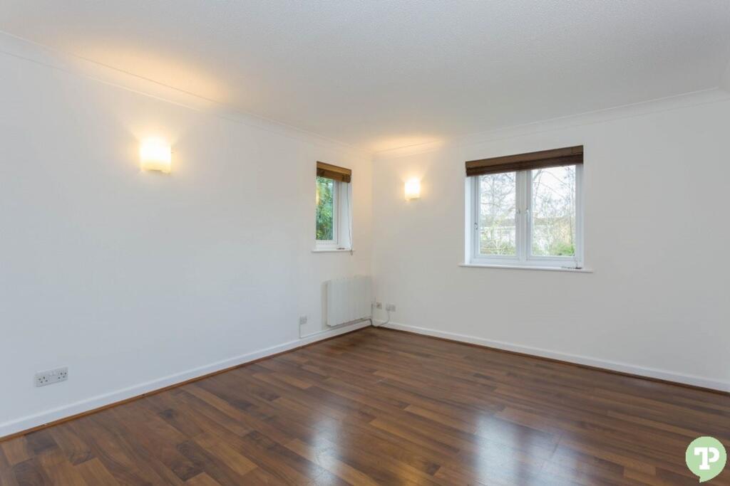 Spacious dual aspect lounge