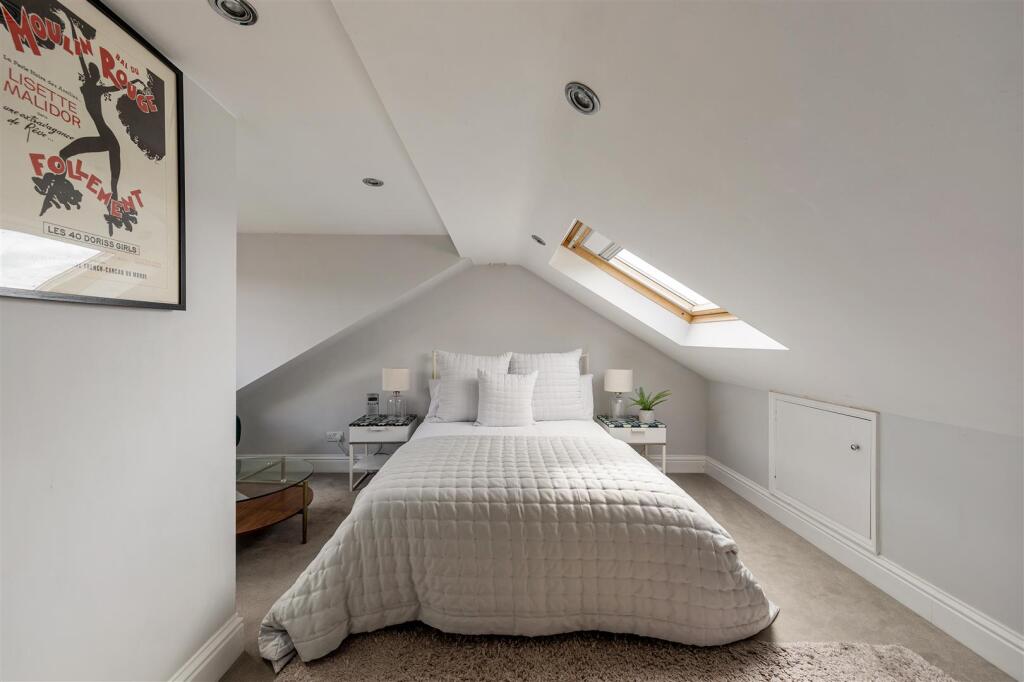 Warboys Crescent E4