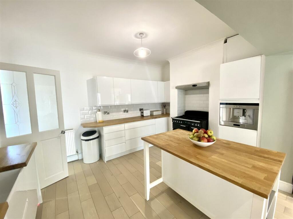 KICHEN/FAMILY DINING ROOM