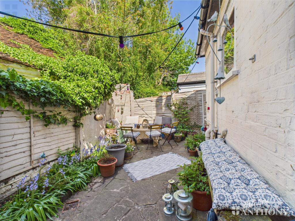 CAM03218G0-PR0624-STILL025