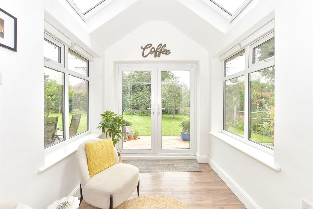 Kitchen/ Dining Area
