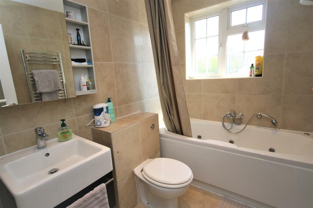 MODERN BATHROOM: