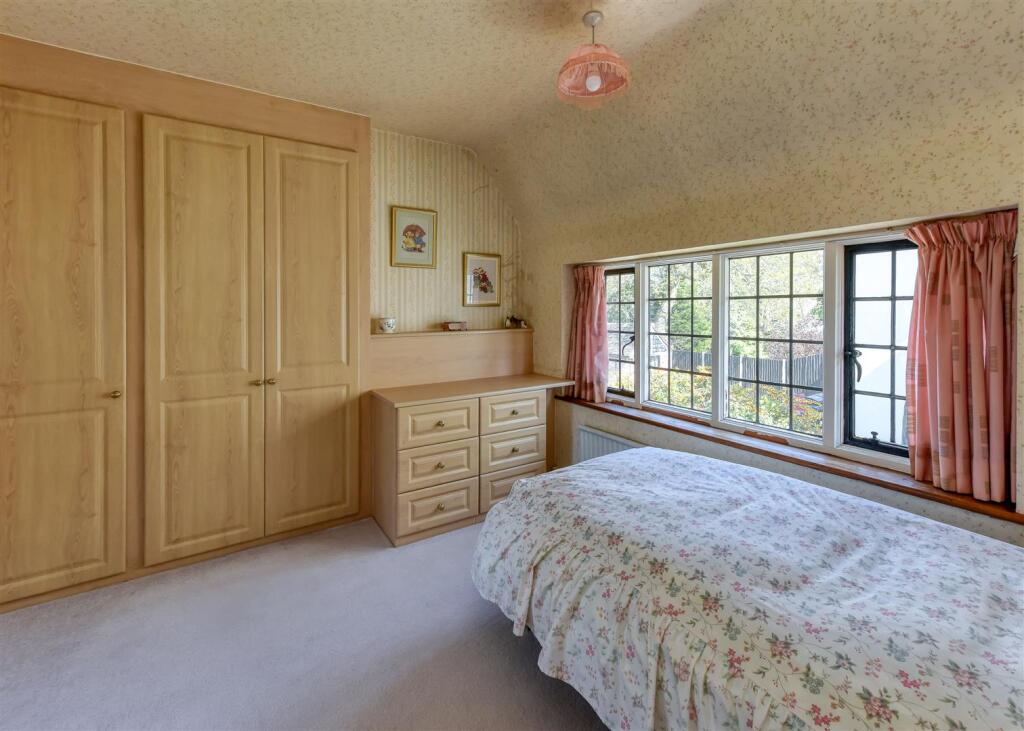 40 Castlecroft Gardens-bed3.jpg