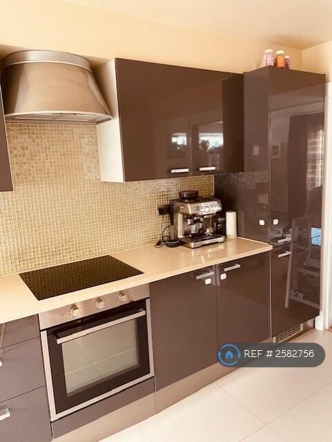 Kitchen Photo 2