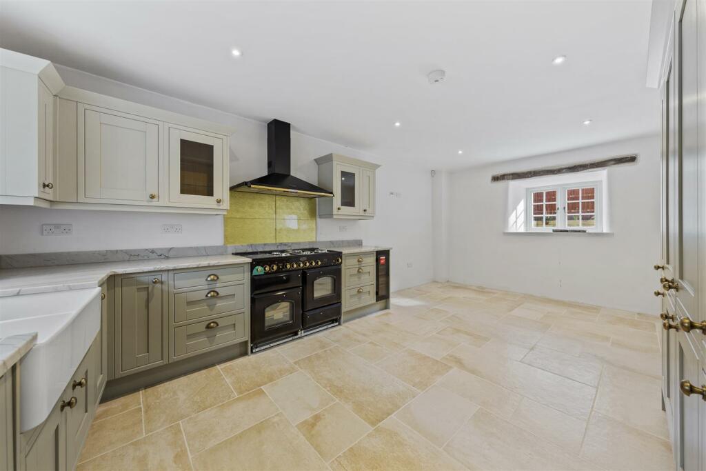 Kitchen 1.jpg