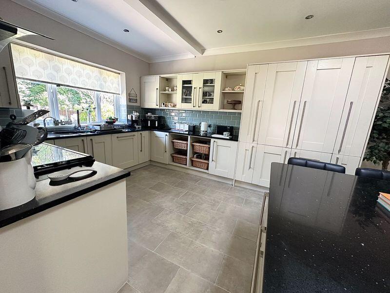 Kitchen/ Breakfast Room