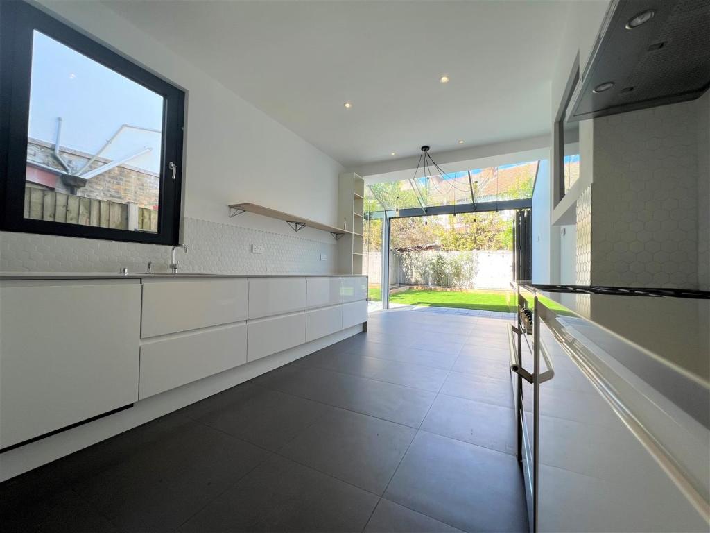 Kitchen 2.jpg