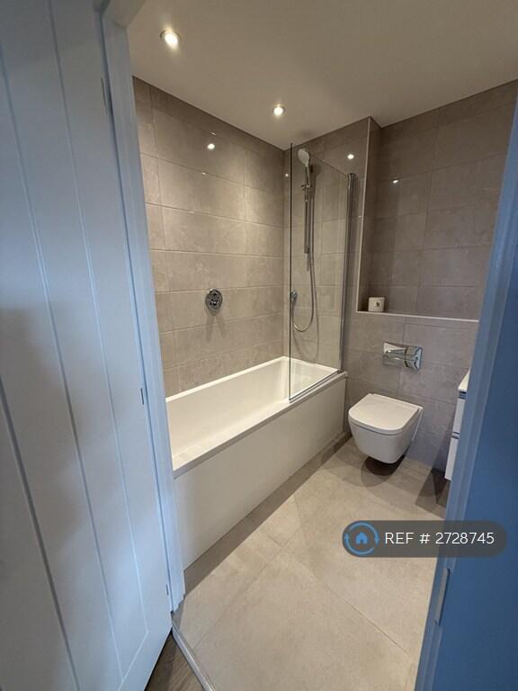 Main Bathroom With Bath