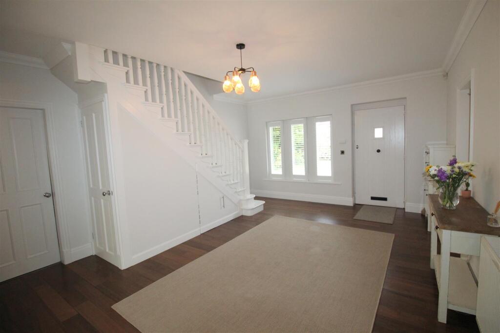 Clifton Drive South, Entrance Hall 1.JPG