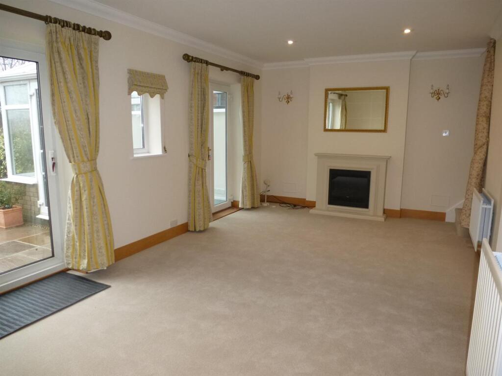 19 Chestnut Avenue sitting room 1.JPG