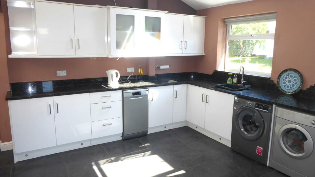 KITCHEN/BREAKFAST ROOM