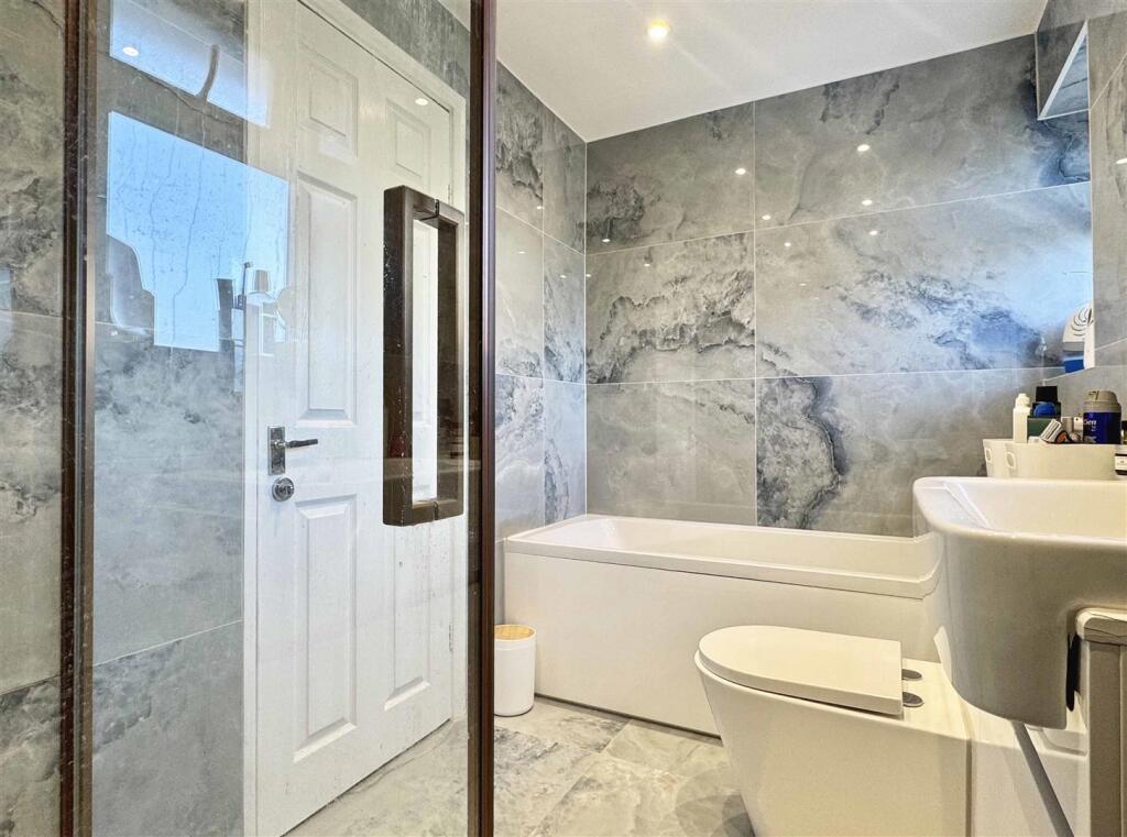 Bathroom c.jpg