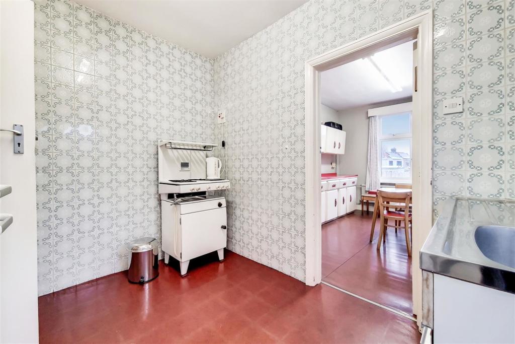 Kitchen 2.jpg