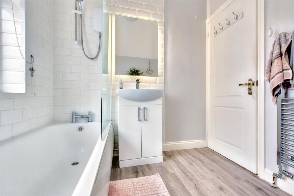 Bathroom_2.jpeg