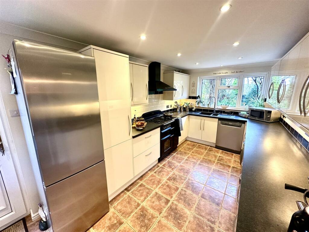KITCHEN/BREAKFAST ROOM
