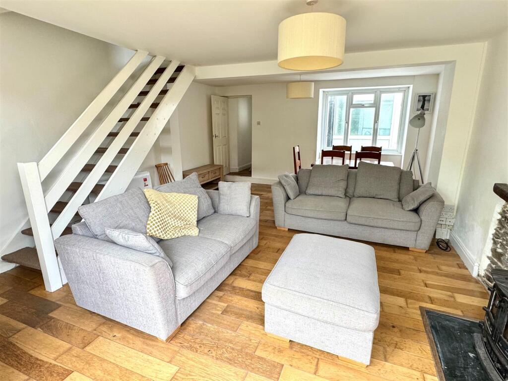 6 Beacon Road Lounge