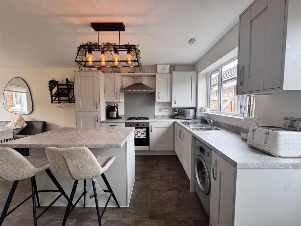 Open plan kitchen &amp; dining