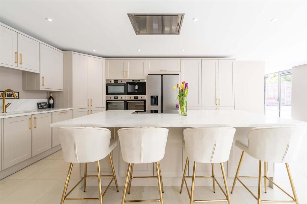 8 Devitt Close, ASHTEAD, KT21_LOW RES23.jpg