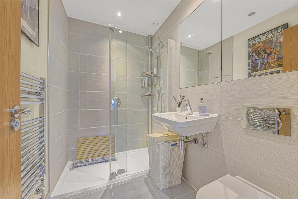 EN-SUITE SHOWER ROOM