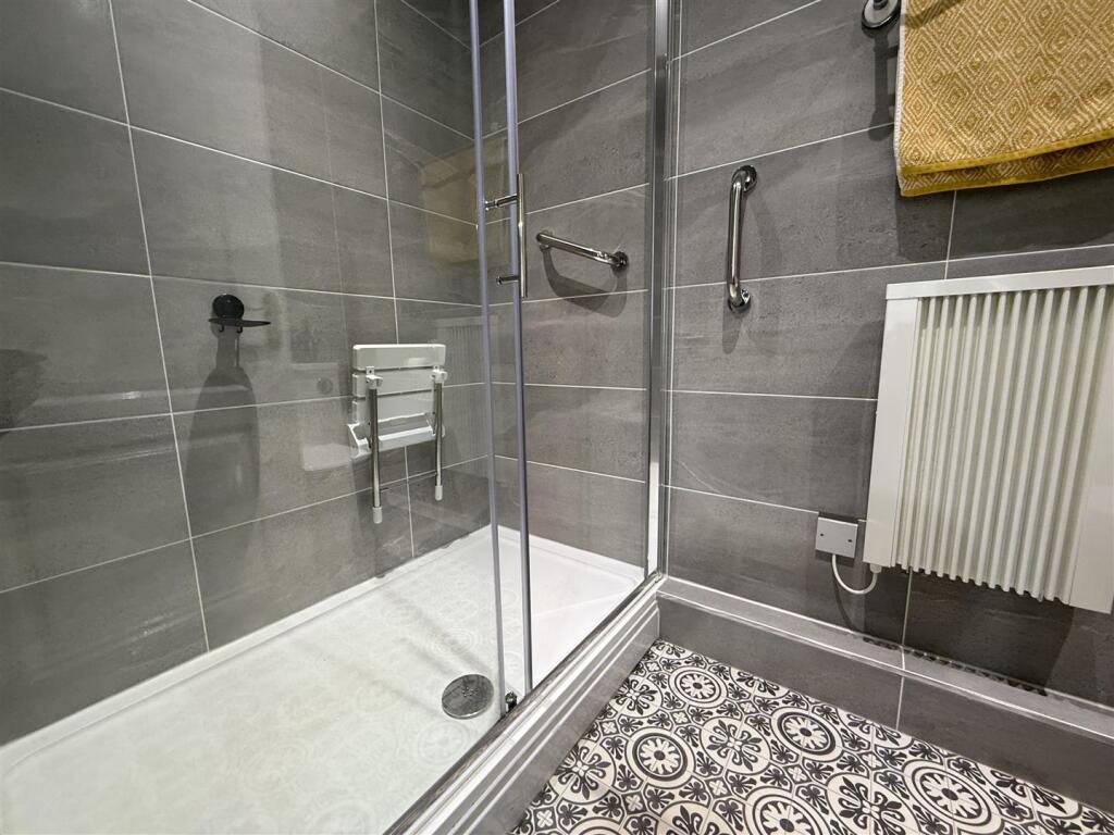 EN-SUITE SHOWER ROOM