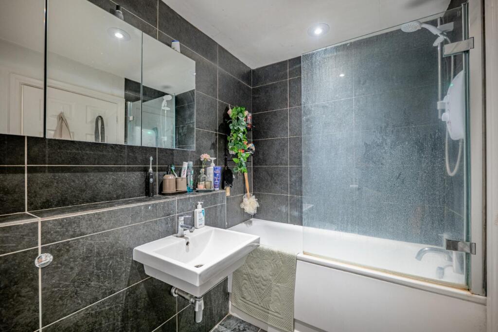 Flat 1 7 Mount Beacon BA1 5QP-15.jpg