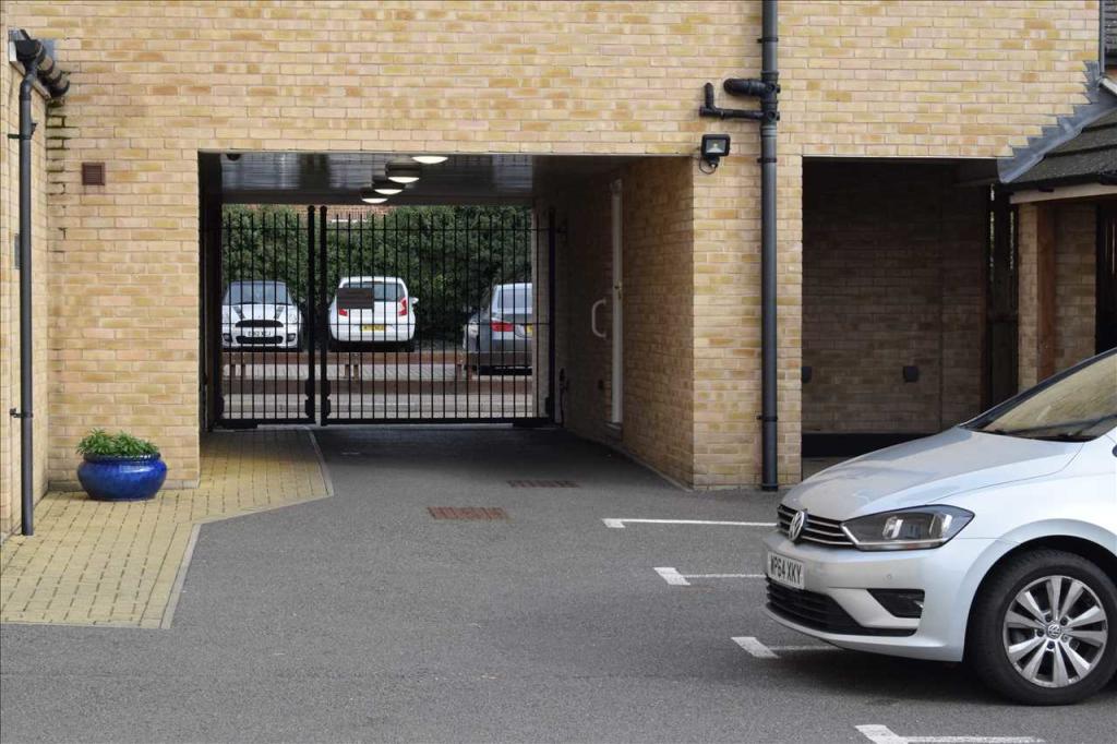 COMMUNAL PARKING