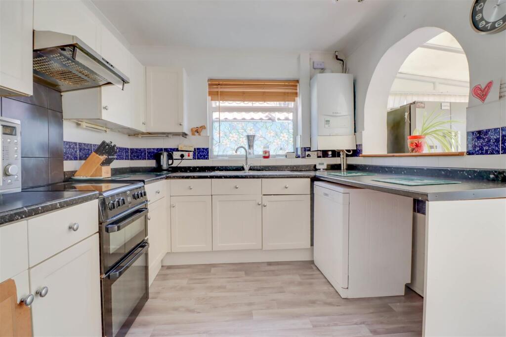 3 CARRUTHERS CLOSE INSIDE-5.jpg