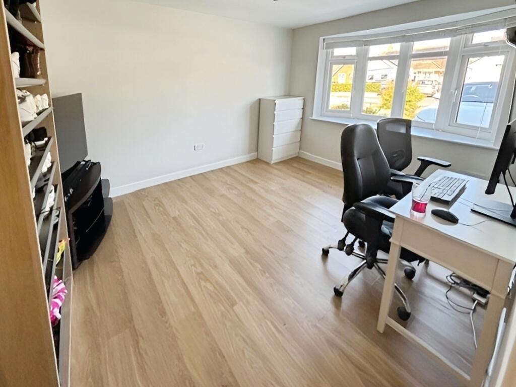 13c7b375bedroom4
