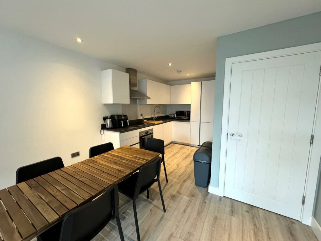 kitchen dining.jpg