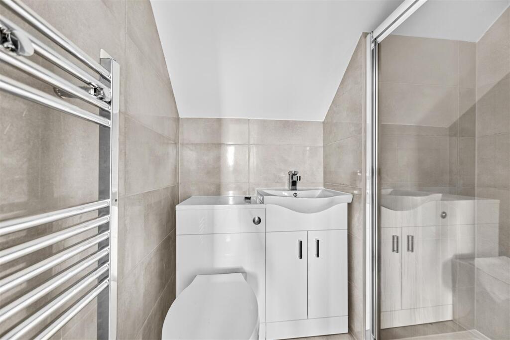 Transvaal Terrace  Master bedroom Ensuite.jpg