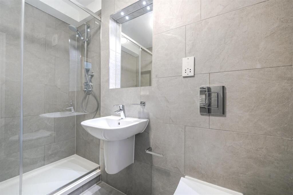 En-suite shower room.jpg