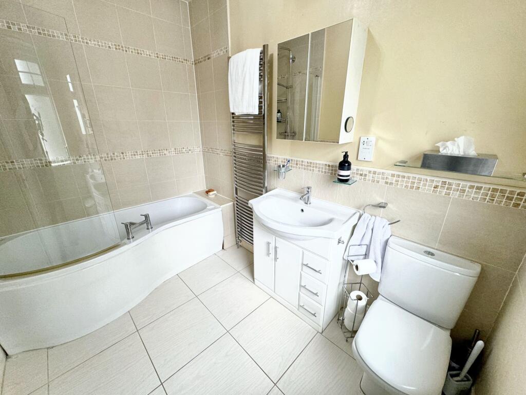 Master bedroom En-suite