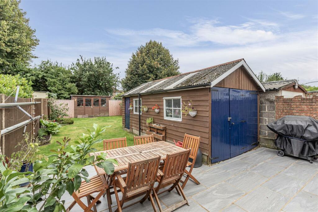 26 Holly Avenue, new haw, kt15 3ub - 12.jpg
