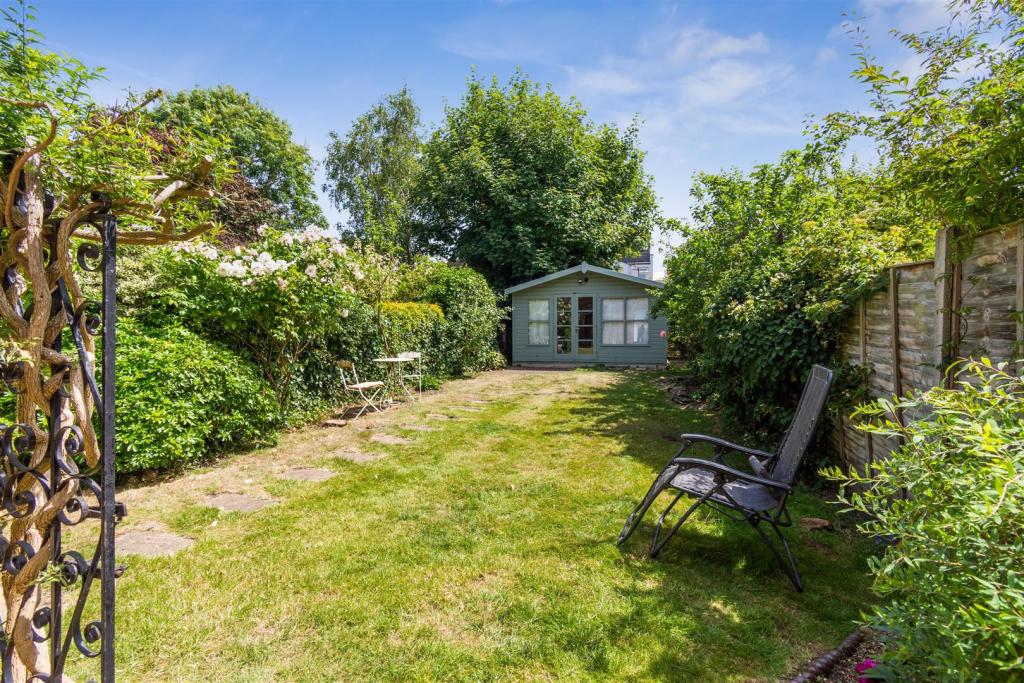 Large Private Garden &amp; Home Office