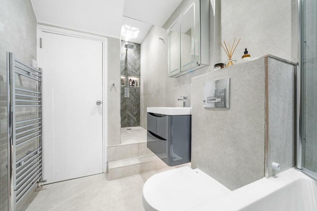 Bathroom (2).JPG