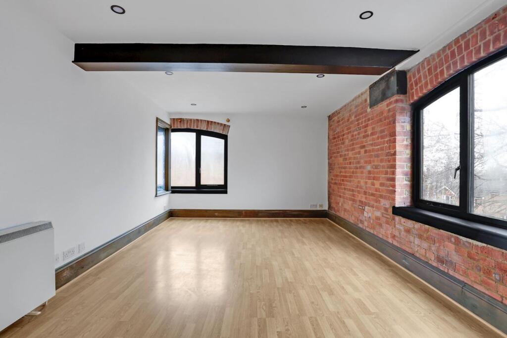 11-1c73JHPropWorld - 18 SIlverdale House - 31-medi