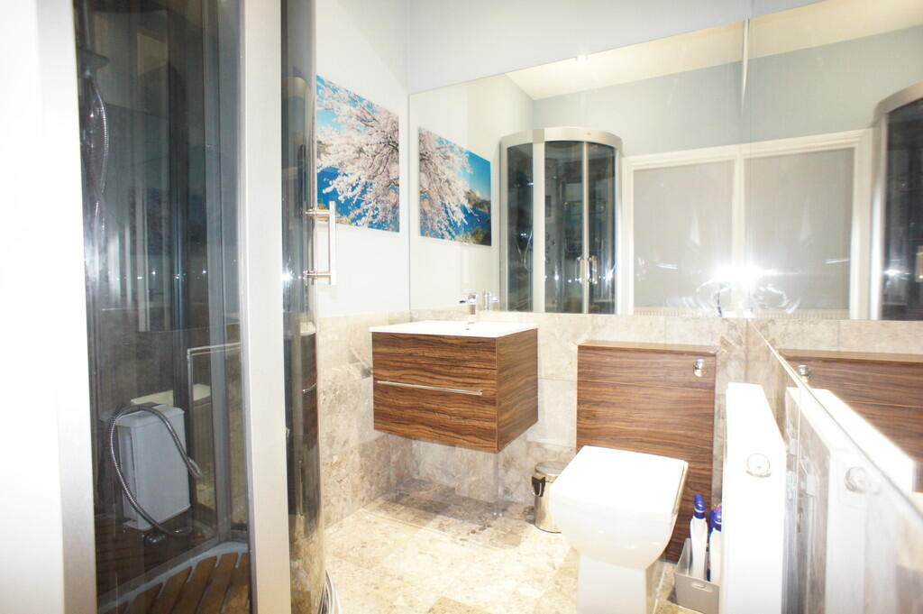 en suite shower r...