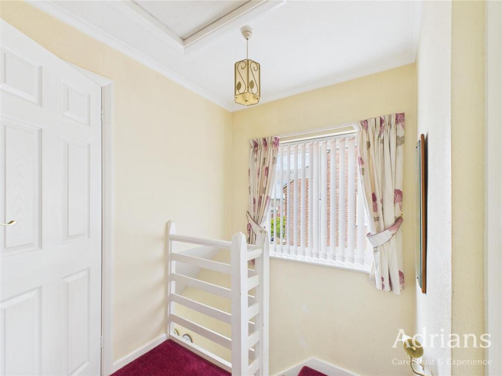 FIRST FLOOR LANDING