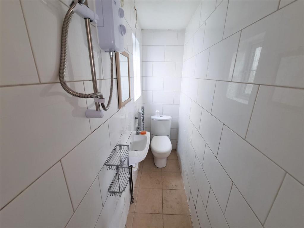Studio Shower.jpg
